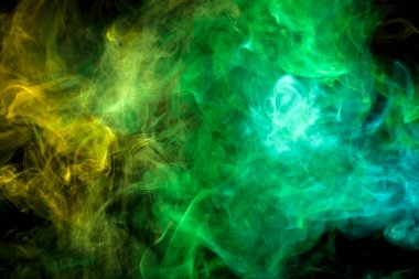 Siyah bir yalıtılmış zemin üzerine kalın yeşil renkli duman. Vap duman arka plan