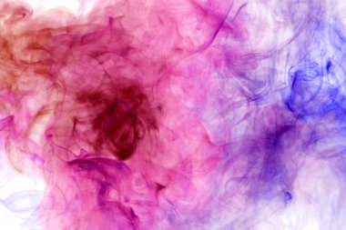 Kalın pembe, mor ve turuncu renkli bir beyaz izole arka plan üzerinde duman. Arka plandan vape duman