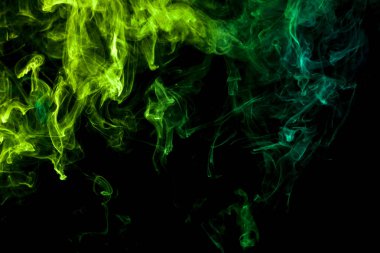 Siyah bir yalıtılmış zemin üzerine yeşil ve sarı renklerin yoğun çok renkli duman. 