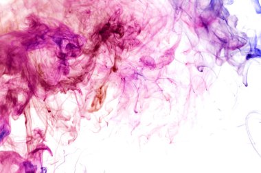 Kalın pembe, mor ve turuncu renkli bir beyaz izole arka plan üzerinde duman. Arka plandan vape duman