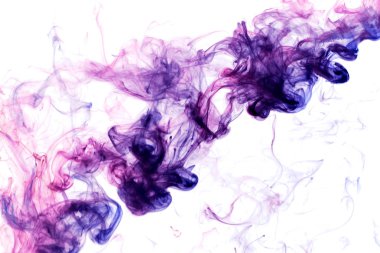 Siyah bir yalıtılmış zemin üzerine pembe ve mavi renklerin yoğun çok renkli duman. 