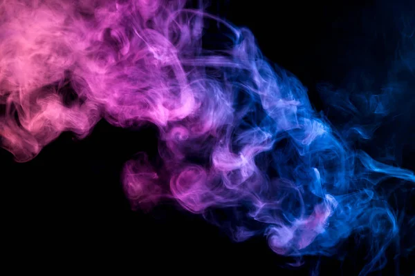 Dikke Blauw Roze Kleurrijke Roken Een Geïsoleerde Zwarte Achtergrond Achtergrond — Stockfoto