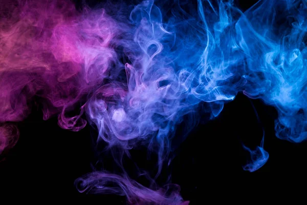 黑色的背景上有厚的粉红色和蓝色的彩色烟雾 Vap 的烟雾背景 — 图库照片