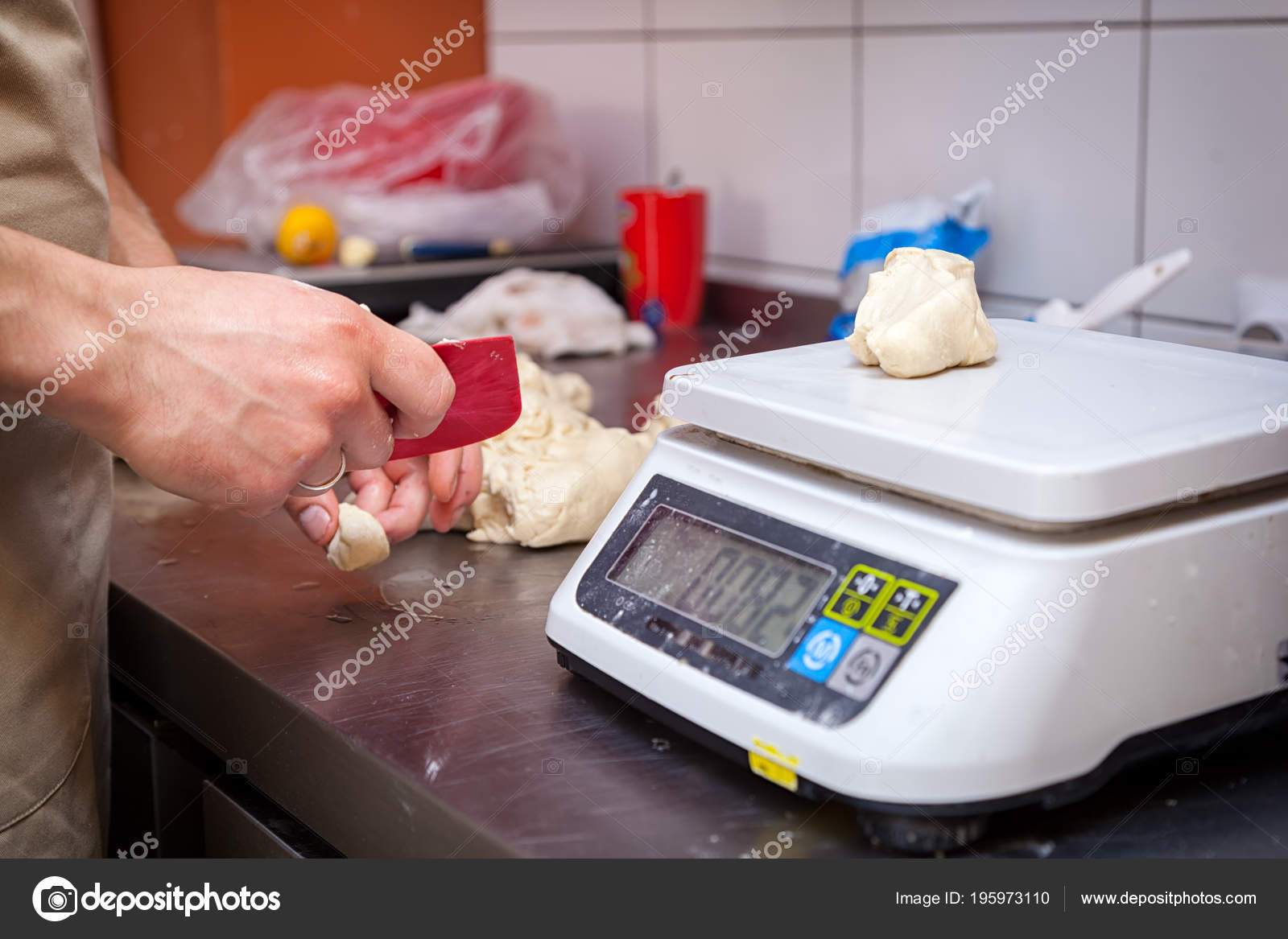 https://st3.depositphotos.com/11618586/19597/i/1600/depositphotos_195973110-stock-photo-close-female-baker-weighs-kitchen.jpg