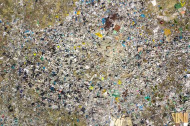 Büyük çöp yığınının uçan insansız hava aracının havadan çekilmiş fotoğrafı. Çöplükte ya da çöplükte çöp yığını var. Çevre kirliliği