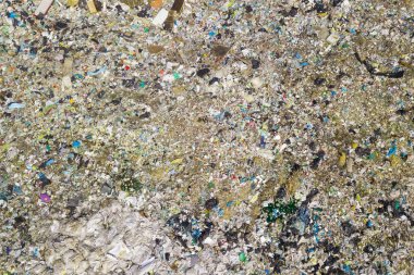 Çevre kirliliği. Büyük çöp yığını drone uçan hava üstten görünüm fotoğrafın. Çöp yığını içinde çöp dökümü veya depolama. 