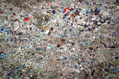 Çevre kirliliği. Büyük çöp yığını drone uçan hava üstten görünüm fotoğrafın. Çöp yığını içinde çöp dökümü veya depolama. 