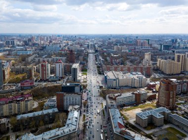 Modern bir şehir, hava fotoğrafçılığı: yüksek binalar, büyük yol, mağazalar ve parklar bir mavi gökyüzü ile bir sıcak yaz gününde. Helikopter dron vurdu