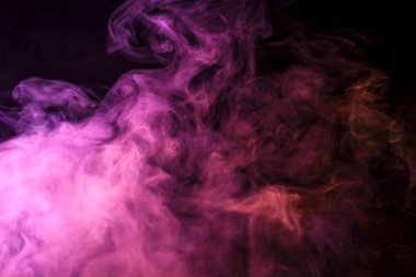 Pembe kalın renkli duman, mor mavi bir siyah arka plan izole. Vap duman arka plan