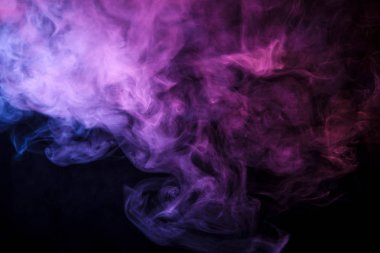 Renkli pembe, mavi ve kırmızı siyah bir duman arka plan izole. Vap duman arka plan