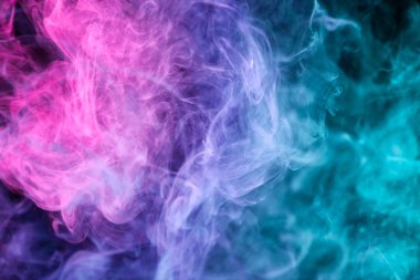 Renkli mavi, pembe ve kırmızı siyah bir duman arka plan izole. Vap duman arka plan