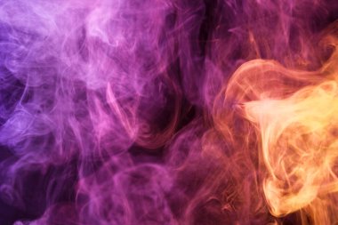 Kalın renkli duman pembe, turuncu, siyah bir yalıtılmış zemin üzerine mavi. Vap duman arka plan