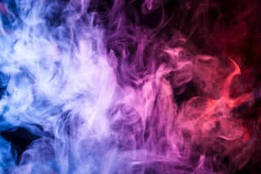 Kalın renkli duman pembe, kırmızı, mavi siyah yalıtılmış zemin. Vap duman arka plan