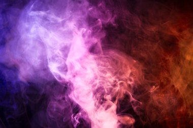 Kırmızı, pembe ve mavi siyah arka plan üzerine duman