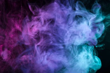Pembe, mavi ve kırmızı bulut duman siyah arka plan izole. Arka plandan vape duman