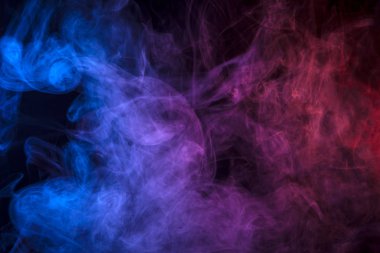 Pembe, mavi ve kırmızı bulut duman siyah arka plan izole. Arka plandan vape duman