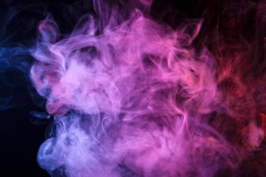 Mavi, kırmızı ve pembe bulut duman siyah arka plan izole. Vap duman arka plan