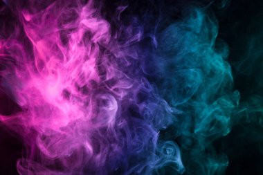 pembe, yeşil ve mavi siyah arka plan üzerine duman