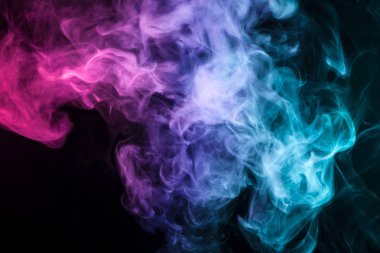 Pembe, mavi ve kırmızı bulut duman siyah arka plan izole. Arka plandan vape duman