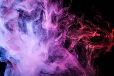 Mavi, kırmızı ve pembe bulut duman siyah arka plan izole. Vap duman arka plan