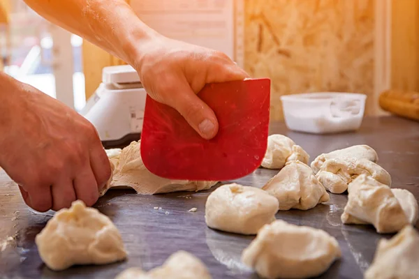 Primer Plano Panadero Saca Masa Para Cocinar Bollos Con Queso —  Fotos de Stock