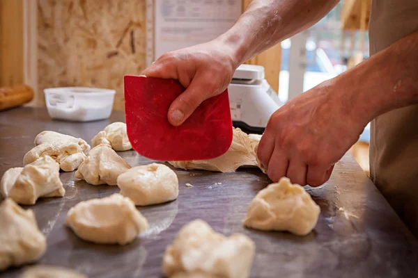 Primer Plano Panadero Saca Masa Para Cocinar Bollos Con Queso —  Fotos de Stock