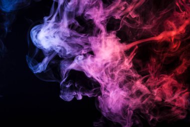 Renkli kırmızı, pembe ve turuncu siyah bir izole arka plan üzerinde duman. Vap duman arka plan