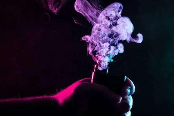 Närbild Man Som Håller Vape Handen Som Rökning Färgglada Rök — Stockfoto