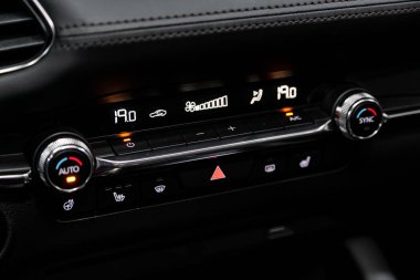 Novosibirsk, Rusya 29 Eylül 2019: Mazda 3, görünür iklim kontrollü araç iç mekanı, alet panelinin parçasının ayarlanması 