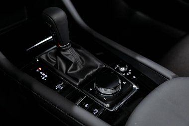 Novosibirsk, Rusya 29 Eylül 2019: Mazda 3, manuel şanzıman şanzıman kolunu kapatın. Hızlandırıcı sapı ve yeni bir arabanın düğmeleri. 