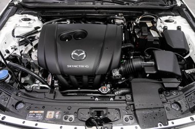 Novosibirsk, Rusya 29 Eylül 2019 Mazda 3, araba motorunun ön görüntüsünü kapatın. İçten yanmalı motor, araba parçaları, ayrıştırma