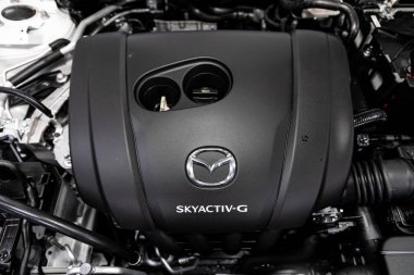 Novosibirsk, Rusya 29 Eylül 2019 Mazda 3, araba motorunun ön görüntüsünü kapatın. İçten yanmalı motor, araba parçaları, ayrıştırma