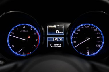 Novosibirsk, Rusya 29 Eylül 2019: Subaru Outback, yuvarlak gösterge paneli, hız göstergesi ve beyaz arka ışıklandırmalı takometreye yakın çekim. modern araba iç mimarisi