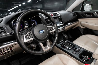 Novosibirsk, Rusya 29 Eylül 2019: Subaru Outback, Siyah Lüks Araba İçi - gösterge paneli, oyuncu, direksiyon, hız göstergesi