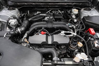 Novosibirsk, Rusya 29 Eylül 2019: Subaru Outback, araba motorunun ayrıntılarını kapat, ön görüş. İçten yanmalı motor, araba parçaları, ayrıştırma