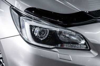 Novosibirsk, Rusya 29 Eylül 2019: Subaru Outback, Macro modern gümüş araba ksenon lamba, tampon, tekerlek manzaralı. Modern bir arabanın dışı.
