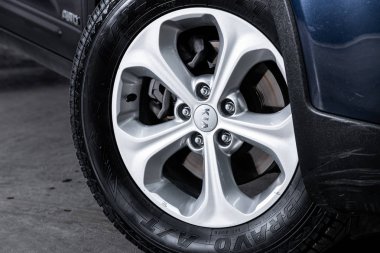 Novosibirsk, Rusya 29 Eylül 2019: Kia Sorento, alüminyum alaşımlı yakın çekimli araba tekerleği ve yeni lastik 