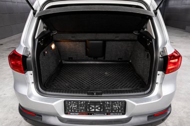 Novosibirsk, Rusya 29 Eylül 2019: Wolkswagen Tiguan, bagaja yakın çekim, far, tampon, ön görüş. Modern bir arabanın dışı. 