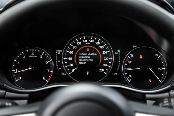 2019年9月29日 俄罗斯Novosibirsk Mazda 圆形仪表盘 速度计和带白光的速度计的特写 现代汽车内部 — 图库照片