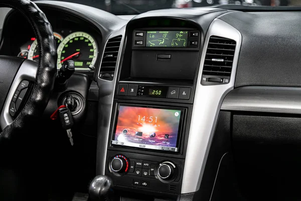 Novosibirsk, Rusya 29 Eylül 2019: Chevrolet Captiva, gösterge paneline yakın çekim, havalandırma, oyuncu. modern araba iç mimarisi