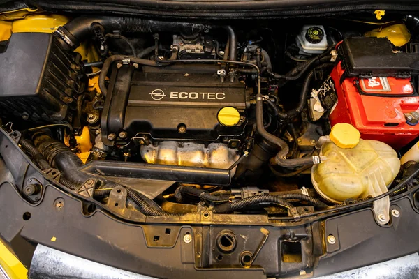 Novosibirsk, Rusya 29 Eylül 2019: Opel Corsa, araba motorunun ön görüntüsünü kapatın. İçten yanmalı motor, araba parçaları, ayrıştırma