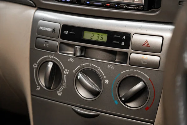 Novosibirsk, Rusya 29 Eylül 2019: Toyota Sahası, görünür iklim kontrollü araç iç mimarisi, cihaz panelinin parçasının ayarlanması 