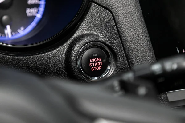 Novosibirsk, Rusya 29 Eylül 2019: Subaru Outback, siyah bir stop motor düğmesinin ayrıntıları.. 