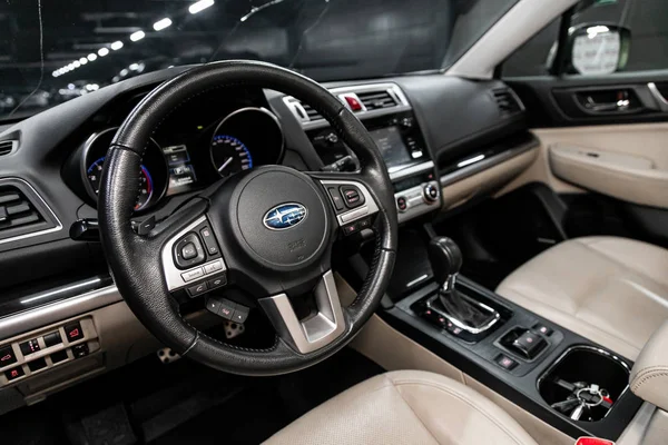 Novosibirsk, Rusya 29 Eylül 2019: Subaru Outback, Siyah Lüks Araba İçi - gösterge paneli, oyuncu, direksiyon, hız göstergesi