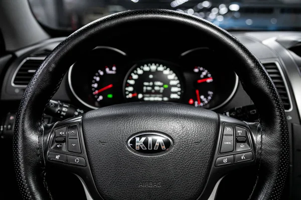 Novosibirsk, Rusya 29 Eylül 2019: Kia Sorento, Siyah Lüks Araba İçi - gösterge paneli, oyuncu, direksiyon, hız göstergesi