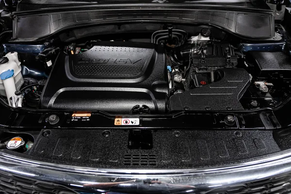 Novosibirsk, Rusya 29 Eylül 2019: Kia Sorento, araba motorunun ön görüntüsünü kapatın. İçten yanmalı motor, araba parçaları, ayrıştırma