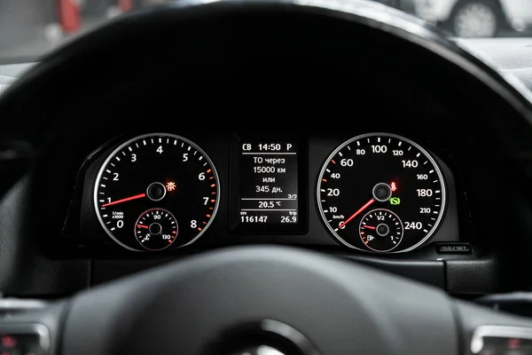 2019年9月29日 俄罗斯Novosibirsk Wolkswagen Tiguan 接近圆形仪表盘 速度计和带白光的速度计 现代汽车内部 — 图库照片
