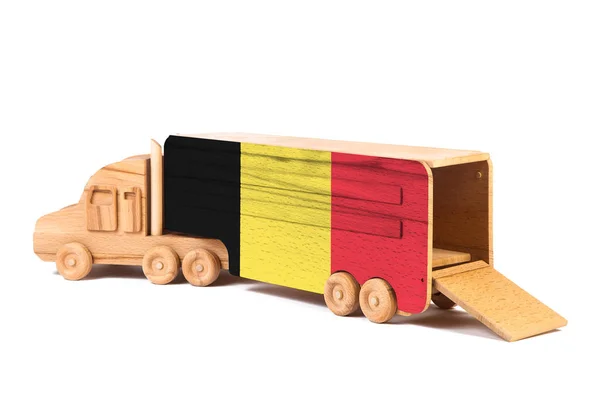 Zbliżenie Drewnianej Zabawkowej Ciężarówki Malowaną Flagą Narodową Belgii Koncepcja Eksportu — Zdjęcie stockowe