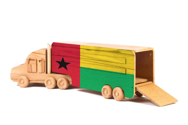 Крупный План Деревянного Игрушечного Грузовика Раскрашенным Национальным Флагом Гвинеи Бисау — стоковое фото