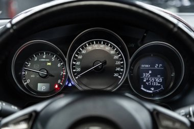 Novosibirsk, Rusya 18 Eylül 2019: Mazda 6, Kilometre, hız göstergesi, takometre, yakıt seviyesi ile Enstrüman otomobil panelini kapat